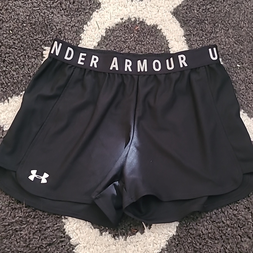 Under Armour sz small black athletic shorts WS102